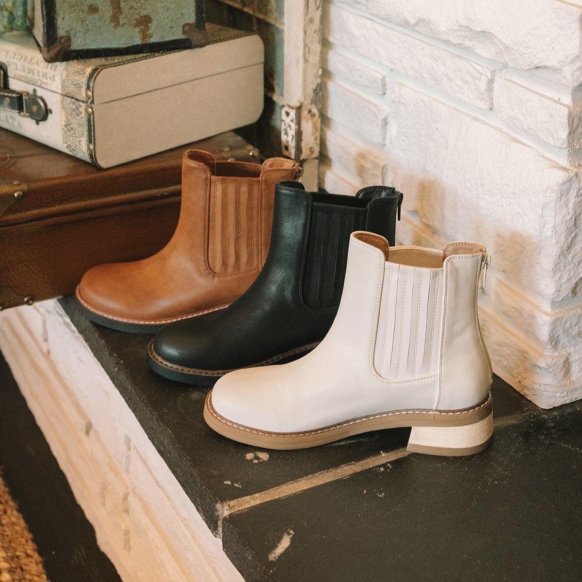 Yellow Box Footwear Clyde Chelsea Boot - Bone